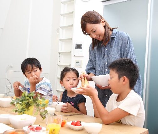 子供と一緒の食事風景