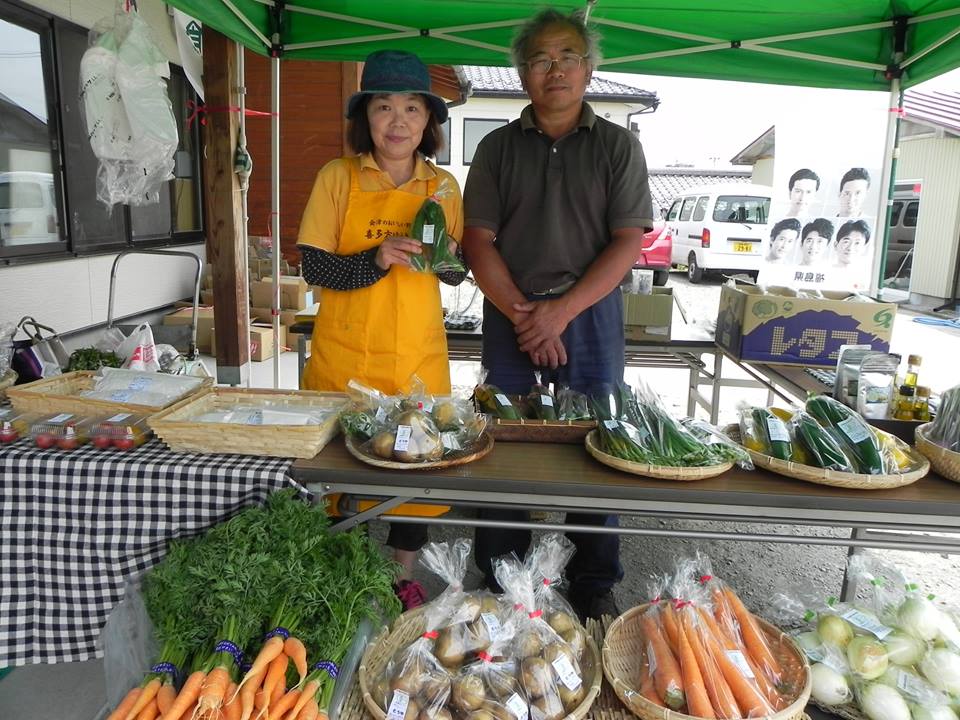 有機栽培の野菜のテント直売会